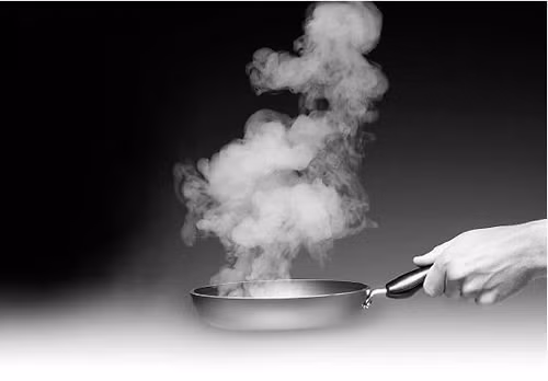 Quá trình chiên, nướng thực phẩm, nhiệt độ dầu càng cao thì khói dầu sinh ra càng nhiều, càng chứa nhiều thành phần có hại như andehit, xeton, hydrocacbon thơm đa vòng, admin dị vòng và các hạt vật chất như PM2.5. Khi đi vào cơ thể, các chất này có thể gây quái thai, viêm phổi, giảm khả năng miễn dịch, đột biến DNA và các khối u ác tính.