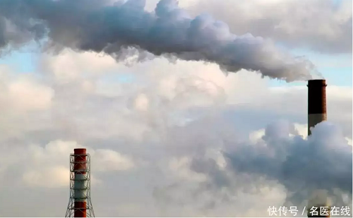 Bên cạnh đó, các chất thải từ khí thải công nghiệp và khí thải ô tô cũng tác động tiêu cực đến cơ thể người. “Báo cáo tình trạng không khí toàn cầu 2020” cho thấy, thứ hạng về nguy cơ tử vong do ô nhiễm không khí xếp thứ 3. Hít phải khí ô nhiễm thời gian dài làm tăng tính nhạy cảm của phổi với virus, gây tổn hại các chức năng của hệ thần kinh, hệ tim mạch và hệ nội tiết,...