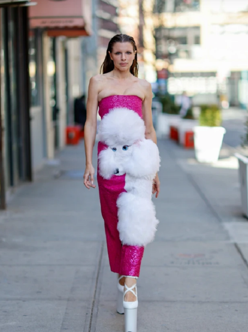 Theo đuổi phong cách thời trang táo bạo, đây không phải lần đầu Julia Fox khiến mọi người đổ dồn sự chú ý. Bà mẹ một con không ít lần gây sốc với những thiết kế có 1-0-2.