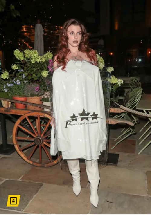 Gần đây, Julia Fox khiến người quan tâm thốt lên kinh ngạc khi diện thiết kế được lấy cảm hứng từ dịch vụ giặt khô. Thiết kế có màu trắng chủ đạo, gồm quần short boxer màu trắng, túi có dây kéo và bốt cao gót.