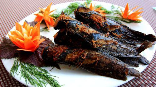 Một lý do khác khiến ca da trơn được ví là “ổ” kí sinh trùng là đặc điểm ăn tạp của chúng. Cá da trơn có thể ăn hầu hết các sinh vật trong nước, kể cả xác thối. Vì vậy, mua cá da trơn, bạn cần quan sát kỹ màu sắc của thân cá, độ sạch của mang,... tránh mua cá da trơn bị nhiễm độc.