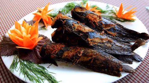 Một lý do khác khiến ca da trơn được ví là “ổ” kí sinh trùng là đặc điểm ăn tạp của chúng. Cá da trơn có thể ăn hầu hết các sinh vật trong nước, kể cả xác thối. Vì vậy, mua cá da trơn, bạn cần quan sát kỹ màu sắc của thân cá, độ sạch của mang,... tránh mua cá da trơn bị nhiễm độc.