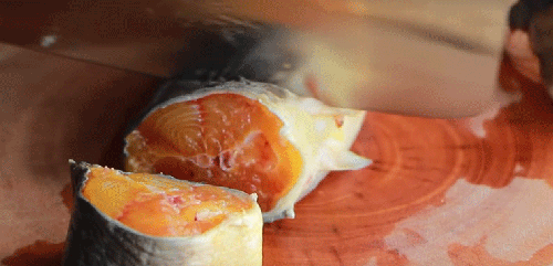 Cá da trơn. Cá da trơn như cá tra thịt tươi ngon, mềm nên được nhiều người ưa thích. Điều đáng bàn, môi trường sống của cá da trơn có thể biến chúng thành “ổ” kí sinh trùng. Cụ thể, cá da trơn có khả năng thích ứng mạnh, có thể sống sót trong những môi trường không đảm bảo như cống rãnh, mương hoặc ao tù.