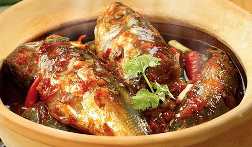 Đánh giá lợi ích sức khỏe của cá, các nhà nghiên cứu đến từ Đại học Northwest (Nam Phi) chỉ ra, tiêu thụ 50g cá mỗi ngày giảm nguy cơ mắc bệnh tim mạch 9%. Cá là thực phẩm có giá trị dinh dưỡng cao, chứa axit béo Omega-3 có vai trò là một trong những cấu trúc lipid quan trọng của não, có ý nghĩa rất lớn đối với sức khỏe não bộ, bảo vệ mạch máu. Tuy nhiên, có những loại cá chứa kí sinh trùng, cần cảnh giác khi ăn.