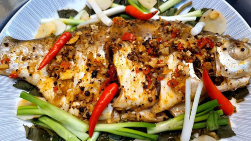 Cá mè được ví là “ổ” kí sinh trùng bởi đặc điểm ăn tạp. Cụ thể, thức ăn của cá mè có thể là cá trắm nhỏ, phân gà, bò hoặc những phần cơ thể thối rữa có trong nước. Ăn tạp như vậy khiến kí sinh trùng có cơ hội kí sinh trong cơ thể cá mè. Theo thời gian, cá mè trở thành nơi phát triển của nhiều kí sinh trùng, tiềm ẩn nguy cơ gây bệnh cho người ăn.