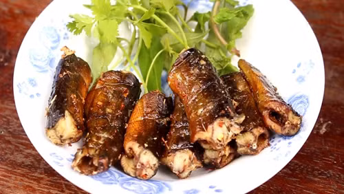 Lươn cũng tiềm ẩn nguy cơ chứa kí sinh trùng có tên là tuyến trùng Gnatostome có thể lây truyền qua đường ăn uống, lây từ mẹ sang con. Khi chế biến lươn, nếu không vệ sinh nội tạng sạch sẽ, kí sinh trùng có thể thâm nhập vào cơ thể gây bệnh.