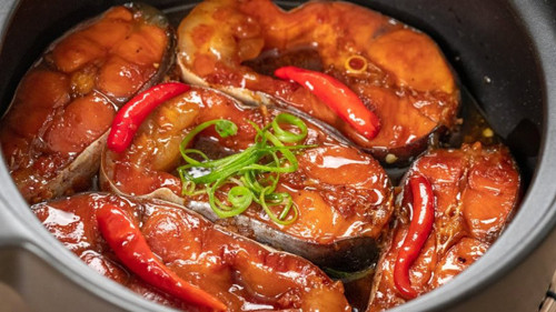 Chuyên gia dinh dưỡng gợi ý nên tiêu thụ 120-200g cá, thịt gia cầm, trứng, thịt nạc và các thực phẩm động vật khác mỗi ngày. Trong số các loại thịt động vật, nên ăn cá hai lần một tuần tương đương 300-500g để có lợi cho sức khỏe. (Ảnh minh họa)