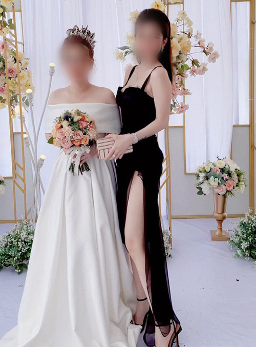 Thực tế, không ít trường hợp ăn mặc hở hang khi dự đám cưới. Dạo quanh các trang mạng xã hội, không khó để bắt gặp những màn lên đồ "thiếu trước hụt sau".