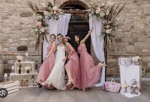 Là khách mời đến đám cưới, mọi người thường chọn trang phục chỉn chu, hợp với vóc dáng, đồng thời mang màu sắc vui tươi để chúc mừng ngày vui của nhân vật chính.