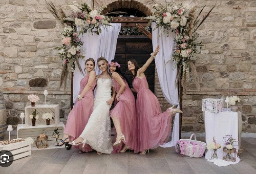 Là khách mời đến đám cưới, mọi người thường chọn trang phục chỉn chu, hợp với vóc dáng, đồng thời mang màu sắc vui tươi để chúc mừng ngày vui của nhân vật chính.