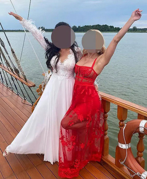 Có thể thấy, lên đồ đi đám cưới không khó song nhiều người vẫn mắc lỗi. Mỗi người nên chú ý chọn trang phục phù hợp, tránh những món đồ kệch cỡm, lố lăng, gây phản cảm. Lựa chọn đồ phù hợp vừa giúp bản thân thoải mái vừa thể hiện sự tôn trọng chủ nhà.