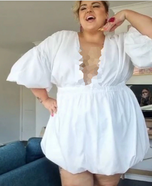 Mới đây, cô nàng người mẫu người Anh từng khiến Tiktok được phen dậy sóng khi hồn nhiên khoe bộ đồ dự đám cưới một người bạn. Dù cô nàng chống chế đây là bộ duy nhất trong tủ đồ phù hợp với vóc dáng thì mọi người cũng thể hiện sự không đồng tình.