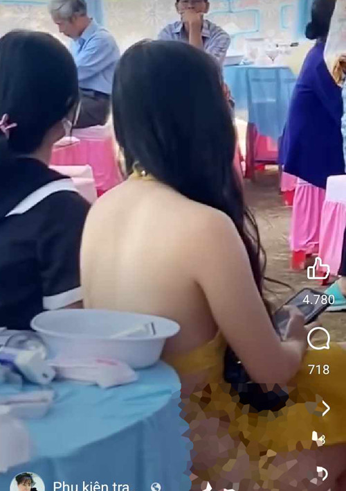 Vậy nhưng, cô nàng lại chọn thiết kế cắt xẻ, để lộ da thịt. Chi tiết buộc dây hai bên quá táo bạo, khiến cô gái hớ hênh ở mọi góc nhìn. Ngay sau khi hình ảnh được chia sẻ, đa số mọi người thể hiện sự không đồng tình với cách ăn mặc của cô gái.