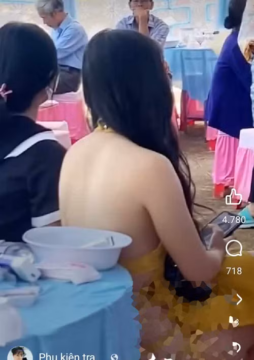 Vậy nhưng, cô nàng lại chọn thiết kế cắt xẻ, để lộ da thịt. Chi tiết buộc dây hai bên quá táo bạo, khiến cô gái hớ hênh ở mọi góc nhìn. Ngay sau khi hình ảnh được chia sẻ, đa số mọi người thể hiện sự không đồng tình với cách ăn mặc của cô gái.