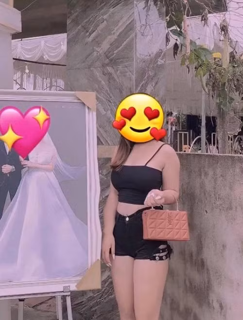 Không rõ vô tình hay cố ý, thích thể hiện mà nhiều khách mời mặc hở dự đám cưới. Những hình ảnh này được người có mặt chụp lại, chia sẻ trên những trang mạng xã hội nhanh chóng thu hút sự quan tâm.