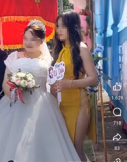 Trong hình, cô gái trẻ lựa chọn bộ đầm xẻ tà, buộc dây hai bên đến chung vui với cô dâu chú rể. Nhìn qua, cô gái có nước da trắng sáng rất thu hút, chỉ cần ăn mặc đơn giản cũng có thể tôn lên vóc dáng nhiều người mơ ước.