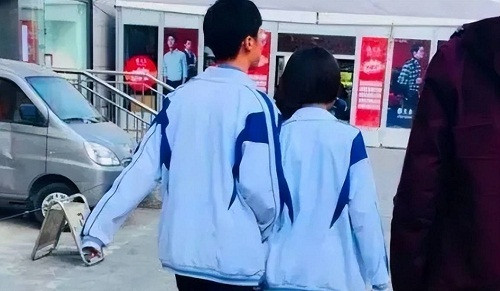 Mau dong phuc “chong yeu som”, phu huynh nhin ung ngay