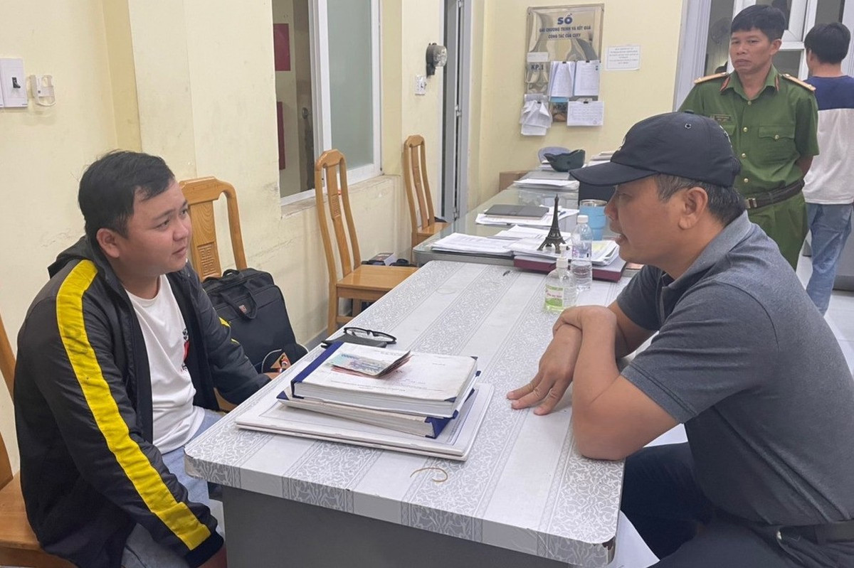  Xông vào ngân hàng, dùng súng cướp tiền của khách: Ngày 28/12/2022, tại phòng giao dịch chi nhánh ngân hàng Agribank xã Thạnh Phú, huyện Vĩnh Cửu, Đồng Nai, Từ Thanh Tùng (SN 1993, ngụ phường Bửu Long, TP Biên Hoà) lấy ra 1 vật có hình dạng giống súng màu đen, uy hiếp người dân đang giao dịch tại quầy của ngân hàng. Lúc này, chị T.T.T là khách hàng đang lập tờ khai nộp tiền và có để số tiền 90 triệu đồng trên quầy. Đối tượng cầm súng uy hiếp, lấy đi 20 triệu đồng của chị T.T.T. và lên xe máy tẩu thoát. Sau 4 giờ bỏ trốn, Tùng đã bị Công an bắt.