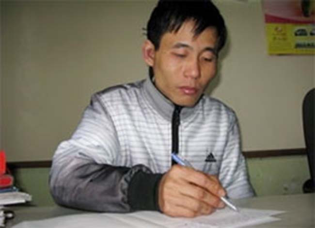 Để xóa sạch dấu vết, hắn đưa thi thể vào nhà tắm, dùng nước xả sạch máu me rồi đem 2 cánh tay vào một túi nilon, phần đầu và quần nạn nhân hắn cho vào một túi nilon khác và quần áo dồn lại cho vào 1 túi ni lon khác nữa. Gói ghém xong, tên sát nhân man rợ đi theo cửa sau bình thản mang theo 3 túi nilon trên ra khu đất trống khu vực chợ Đầm Triều vứt ở 3 vị trí khác nhau. Sau đó, hắn quay về cửa hàng bê phần thi thể còn lại của chị H ra khu trống ngay phía sau đặt nằm sấp rồi lấy mùn cưa có sẵn phủ kín và tiếp tục đậy chiếu lên trên rồi quay về cửa hàng lau chùi, dọn dẹp. Còn lại chiếc xe máy của nạn nhân, Giang mang sang gửi tại bãi gửi xe ở khu vực cầu Niệm, quận Lê Chân để tại đó. 