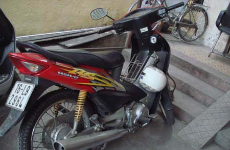 Tiến hành lấy mẫu dấu vân tay và sử dụng các biện pháp nghiệp vụ, Ban chuyên án đã nhanh chóng xác định được nạn nhân là chị Nguyễn Thị Thu H, SN 1973, trú tại khu 5, phường Vĩnh Niệm, quận Lê Chân. Chị H có chồng những đã chết từ năm 2008 và sống cùng con trai SN 1994, ở tại số 10/570 Chợ Hàng, phường Dư Hàng Kênh, quận Lê Chân. Con trai chị H cho biết, mẹ mình đã đi từ khoảng 21h00 ngày 5/1/2011. Chị H đi bằng xe máy Honda Wave RS và có nói đến gặp 1 chú nào đó đòi tiền nợ, từ đó đến nay chưa thấy về. Khi ra khỏi nhà chị H có để quên điện thoại, sau đó có tin nhắn là đã đi Lạng Sơn cùng với một người bạn vài hôm sẽ về, mọi người ở nhà cứ yên tâm…(Chiếc xe máy của nạn nhân) 