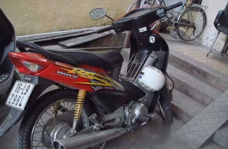 Tiến hành lấy mẫu dấu vân tay và sử dụng các biện pháp nghiệp vụ, Ban chuyên án đã nhanh chóng xác định được nạn nhân là chị Nguyễn Thị Thu H, SN 1973, trú tại khu 5, phường Vĩnh Niệm, quận Lê Chân. Chị H có chồng những đã chết từ năm 2008 và sống cùng con trai SN 1994, ở tại số 10/570 Chợ Hàng, phường Dư Hàng Kênh, quận Lê Chân. Con trai chị H cho biết, mẹ mình đã đi từ khoảng 21h00 ngày 5/1/2011. Chị H đi bằng xe máy Honda Wave RS và có nói đến gặp 1 chú nào đó đòi tiền nợ, từ đó đến nay chưa thấy về. Khi ra khỏi nhà chị H có để quên điện thoại, sau đó có tin nhắn là đã đi Lạng Sơn cùng với một người bạn vài hôm sẽ về, mọi người ở nhà cứ yên tâm…(Chiếc xe máy của nạn nhân) 