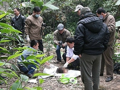 Quá trình khám nghiệm hiện trường, khám nghiệm tử thi, phát hiện nạn nhân là nữ giới, khoảng 35 – 40 tuổi bị cắt đầu và 2 tay, chân trái có vết cắt ở đoạn háng, trên người chỉ mặc một chiếc quần lót. Thi thể nạn nhân khi được phát hiện đã được cọ rửa sạch sẽ, không còn vết máu, các dấu vết thương tích và bị phủ bởi lớp rác, mùn cưa. Do đó, việc tìm ra danh tính của nạn nhân hết sức khó khăn khi thi thể không còn nguyên vẹn. Hàng chục tổ công tác được tỏa đi tiến hành kiểm tra hành chính trên địa bàn phường Quán Trữ và các phường lân cận, đặc biệt chú ý các khu vực nhà trọ, địa bàn trọng điểm. (Ảnh minh họa, nguồn internet).