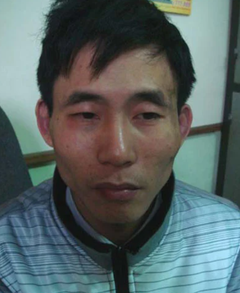 Thông tin nhanh chóng được báo về Ban chuyên án và Giang cũng được mời về trụ sở Công an phường Quán Trữ để làm việc. Tuy nhiên, khi về trụ sở làm việc, Giang hết sức bình thản trả lời trôi chảy các câu hỏi của cán bộ điều tra và một mực khẳng định mình hoàn toàn không liên quan đến vụ án. Cùng với việc đấu tranh đối với Giang, Ban chuyên án vẫn miệt mài thu thập thông tin, trắng đêm không ngủ, tập trung tìm kiếm các bộ phận còn lại của thi thể nạn nhân. Đến 15h00 ngày 8/1/2011, một tổ công tác đã phát hiện 2 cánh tay và 1 túi ni lon màu đen đựng quần áo phụ nữ bê bết máu vứt trong bể phốt của một móng nhà để hoang nằm đối diện lô đất, nơi phát hiện xác chết khoảng 30m.