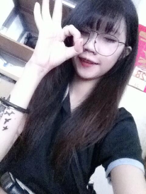 Theo người dân, khoảng 22h ngày 12/10/2016, họ nhìn thấy một thanh niên tầm 20-25 tuổi, mang áo khoác, mũ bảo hiểm đen chạy vào hẻm 41 An Dương Vương. Sau đó, họ nghe thấy tiếng cãi vã. Một lúc sau thì không còn nghe thấy gì nữa. Đến gần 23h đêm thì phát hiện người thanh niên nằm bất động trên đường. Xác minh các mối quan hệ của nạn nhân, cơ quan điều tra thấy nổi lên Văn Kiều Thiên Ngân (SN 1999, trú tại phường 2, TP Đà Lạt). Thời gian gần đây, anh Quang và cô gái trẻ này có quan hệ tình cảm. Bạn bè và người thân nạn nhân cho biết, ngay hôm xảy ra vụ án, giữa anh Quang và người yêu có mâu thuẫn, cãi vã gay gắt… Xác minh tại nơi cư trú, Ngân cũng không có mặt. 