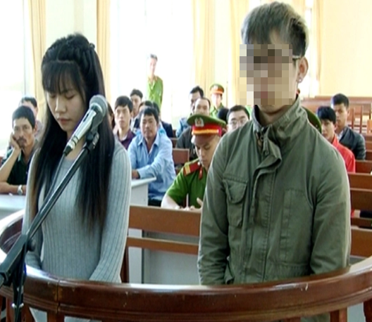 Nạn nhân lúc này đang ngồi trên xe máy, bị đâm bất ngờ, không kịp tránh nên đã bị nhát dao đâm trúng vùng ngực ngã lăn ra đường. Hạ gục người yêu, "hot girl" Thiên Ngân ném con dao tại hiện trường, gọi điện cho bạn trai tên Long và Bình thông báo đã "dạy cho nó (anh Quang) một bài học rồi!...". Sau đó, cả 3 thuê nhà nghỉ để sử dụng ma túy qua đêm. TAND tỉnh Lâm Đồng đã tuyên phạt bị cáo Văn Kiều Thiên Ngân (18 tuổi) mức án 10 năm tù về tội giết người và Trần Hoàng Bảo Long (23 tuổi; cùng trú tại phường 2, TP Đà Lạt) 6 tháng tù cho hưởng án treo về tội che giấu tội phạm.