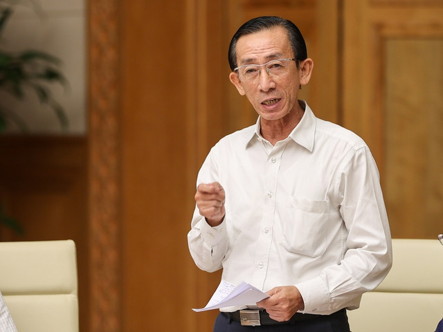 Nhà giáo ưu tú, PGS.TS kinh tế Trần Hoàng Ngân sinh năm 1964, quê ở tỉnh Tiền Giang. Ông có trình độ Cử nhân Tiếng Anh, Cử nhân Tín dụng Ngân hàng, Cao cấp lý luận chính trị. 