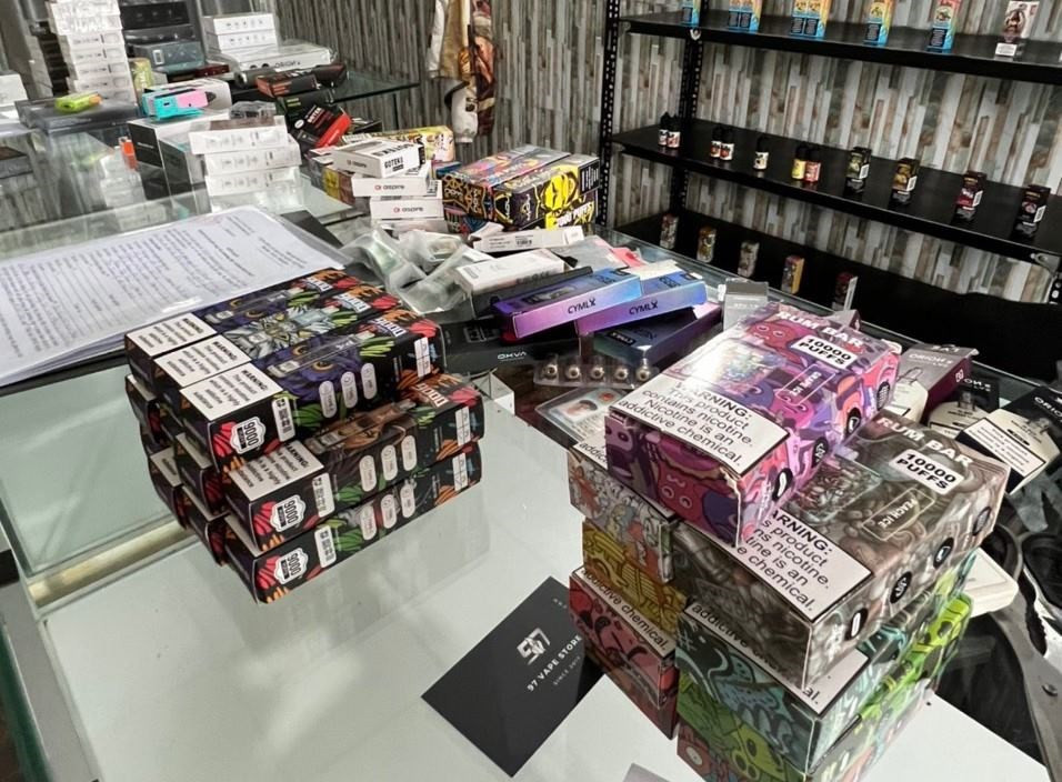 Các đối tượng chọn khách hàng mua số lượng lớn để bán buôn là chính và xây dựng giá bán theo số lượng. Mua càng nhiều giá càng rẻ. Chúng lập nhóm riêng và thường xuyên lọc người vào nhóm; nếu thấy dấu hiệu bị phát hiện thì xóa nhóm, xóa tài khoản ảo để lập tài khoản, nhóm mới. Ngày 14/9, Cục Cảnh sát điều tra tội phạm về ma túy chủ trì phối hợp cùng các đơn vị bắt quả tang 4 đối tượng Đỗ Duy Lung, Lê Anh Đức, Hoàng Văn Quý, Phùng Quốc Việt đang pha trộn, dùng xilanh tiêm tinh dầu chứa ma túy pha trộn vào thuốc lá điện tử Ampire chill tại kho xưởng ở xã Phương Nhị (huyện Thanh Trì, Hà Nội). 