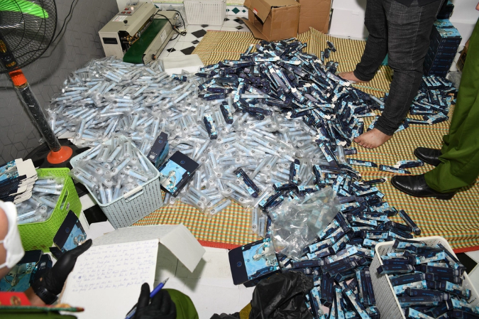 Các đối tượng pha chế, tẩm ướp bằng cách bơm tinh dầu có ma túy vào đầu điếu thuốc lá điện tử, thuốc lá sợi, sau đó lắp ráp, chạy máy để thành thuốc lá điện tử, điếu thuốc lá sợi có chứa chất ma túy. Với mỗi loại, Thơ bào chế ra 3 vị khác nhau. Tẩm ướp ma túy xong, các đối tượng dán nhãn thuốc lá điện tử Ampire chill và thuốc lá điếu Dominix.