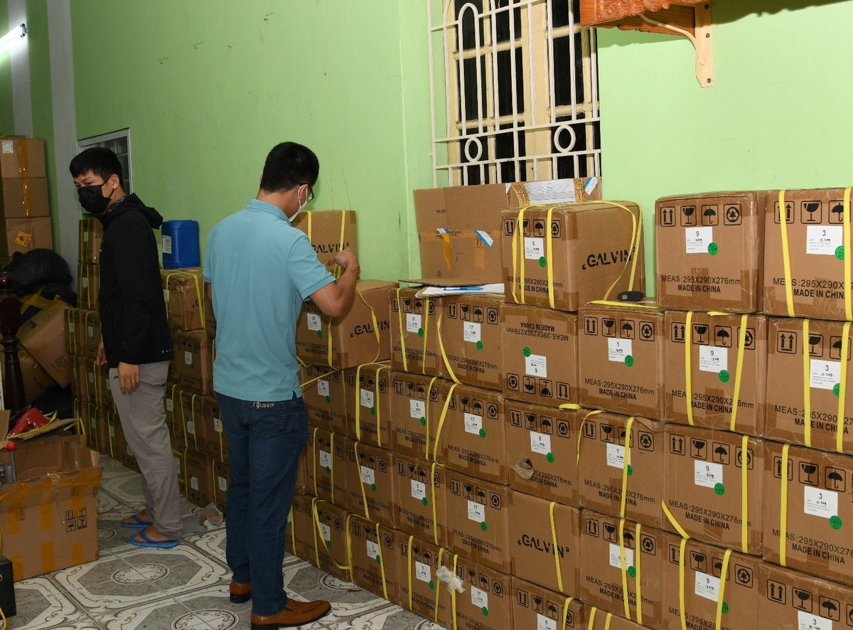 Tại hiện trường, cảnh sát thu giữ hơn 3.500 điếu thuốc lá thành phẩm đã được bơm tinh dầu có chứa chất ma túy; 5 can nhựa chứa 84 lít dung dịch ma túy; một máy bơm tinh dầu có pha trộn ma túy tổng hợp; gần 300 thùng giấy chứa thiết bị lắp ráp thành hơn 10.000 điếu thuốc lá điện tử; 1 triệu vỏ điếu thuốc lá sợi cùng nhiều dung môi, hóa chất, nguyên vật liệu, linh kiện, phụ kiện, vỏ hộp, nhãn mác dùng vào việc sản xuất, đóng gói thuốc lá điện tử. 