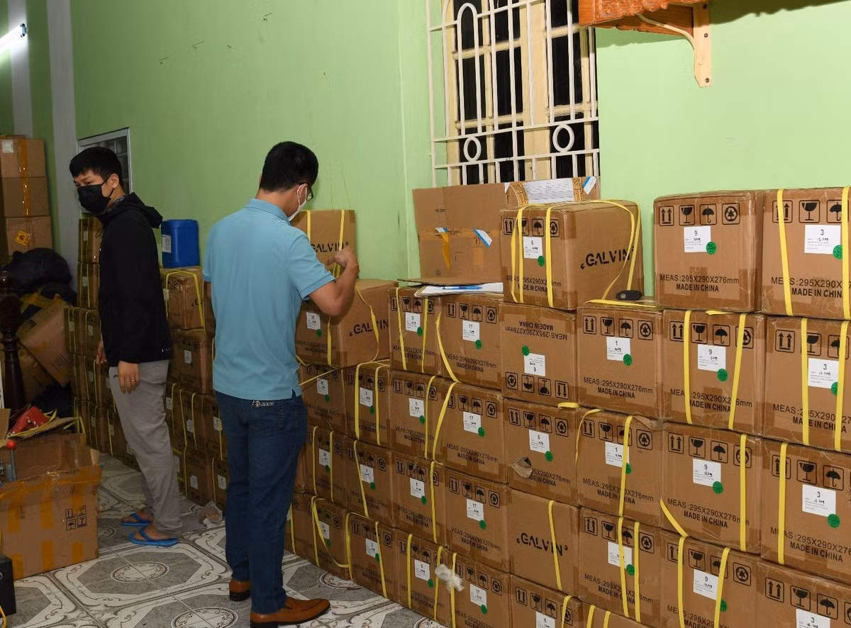 Tại hiện trường, cảnh sát thu giữ hơn 3.500 điếu thuốc lá thành phẩm đã được bơm tinh dầu có chứa chất ma túy; 5 can nhựa chứa 84 lít dung dịch ma túy; một máy bơm tinh dầu có pha trộn ma túy tổng hợp; gần 300 thùng giấy chứa thiết bị lắp ráp thành hơn 10.000 điếu thuốc lá điện tử; 1 triệu vỏ điếu thuốc lá sợi cùng nhiều dung môi, hóa chất, nguyên vật liệu, linh kiện, phụ kiện, vỏ hộp, nhãn mác dùng vào việc sản xuất, đóng gói thuốc lá điện tử. 