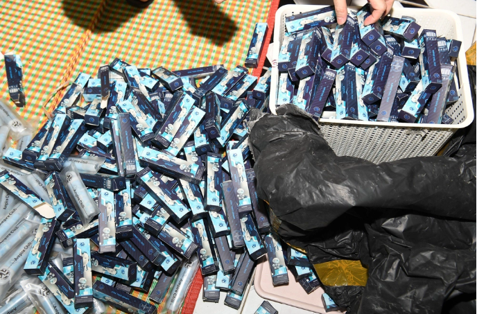 Thơ lên mạng tìm kiếm công thức, sau đó qua mạng xã hội liên hệ với các đối tượng ở nước ngoài đặt mua cần sa tổng hợp, tinh dầu vị, hóa chất, các thiết bị của thuốc lá điện tử, ống thuốc lá sợi chuyển về kho tại Hà Nội thông qua các công ty vận chuyển.