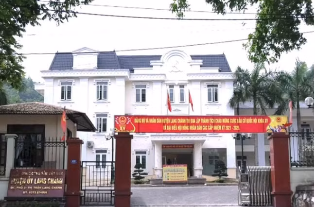  Chủ nhiệm Ủy ban Kiểm tra Huyện ủy ở Thanh Hóa "xài" bằng THPT giả: Ngày 18/6/2021, tin từ Ủy ban Kiểm tra Tỉnh ủy Thanh Hóa cho biết Ban Thường vụ Tỉnh ủy Thanh Hóa đã ban hành quyết định kỷ luật Đảng đối với ông Lê Văn Hưng, Ủy viên Ban Thường vụ Huyện ủy, Chủ nhiệm Ủy ban Kiểm tra Huyện ủy Lang Chánh, do sử dụng bằng tốt nghiệp THPT không hợp pháp. Ban Thường vụ Tỉnh ủy Thanh Hóa đã quyết định cách chức tất cả các chức vụ trong Đảng đối với ông Lê Văn Hưng. Thông báo của Ủy ban Kiểm tra Tỉnh ủy Thanh Hóa nêu rõ cùng với việc xử lý kỷ luật về Đảng, đảng viên sẽ bị xử lý kỷ luật về hành chính và đoàn thể theo quy định.