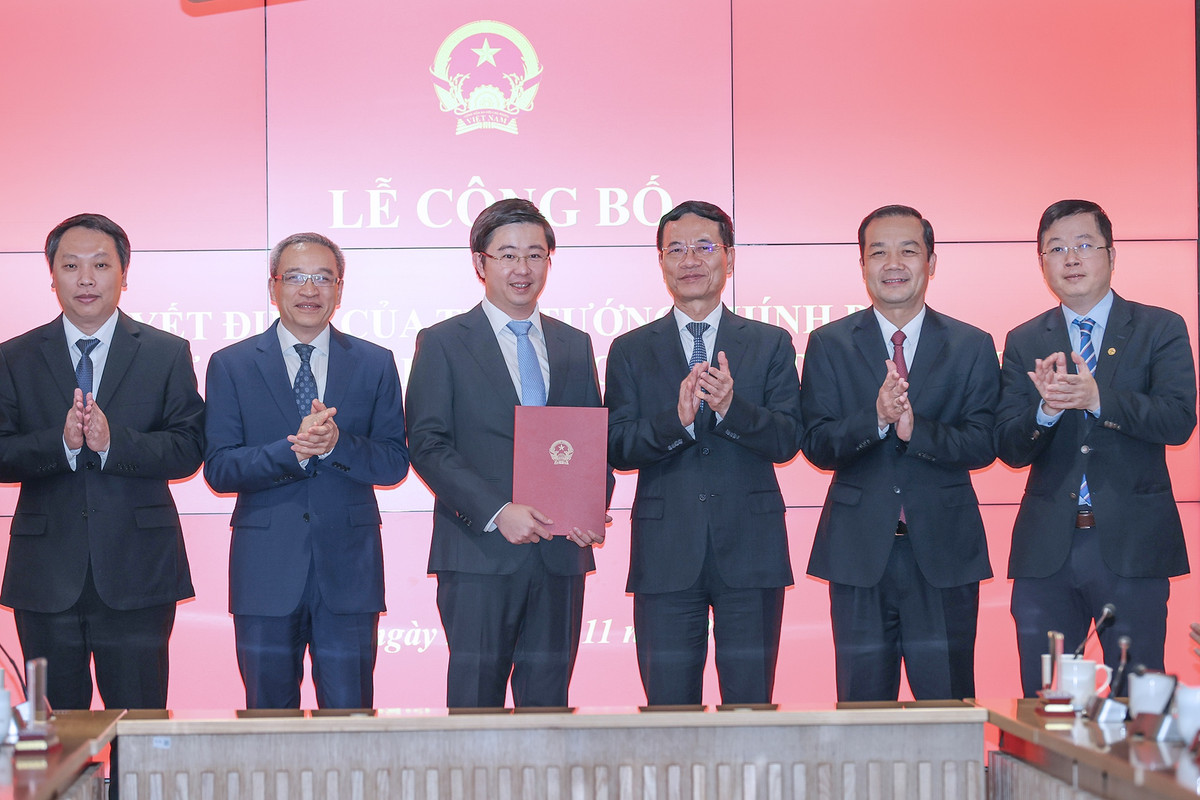 Thứ trưởng Bùi Hoàng Phương sinh năm 1983, quê quán: Nam Định; được đào tạo đại học chuyên ngành công nghệ thông tin tại Trường Đại học Quốc gia Hà Nội, thạc sỹ công nghệ thông tin tại Đại học Portsmouth, thạc sỹ quản trị kinh doanh tại Đại học Newcastle, Vương Quốc Anh.