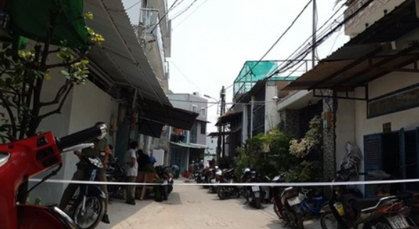 Do không có việc làm, hay tụ tập bạn bè nên thường xuyên bị mẹ la mắng, sáng 30/3, do không kìm chế được nên Lê Văn Vàng (SN 1989, ngụ quận 12, TP HCM) nên đã dùng dao sát hại mẹ mình là bà P.T.M.N (SN 1968) rồi vứt các phần thi thể xung quanh nhà. Công an kiểm tra, Vàng âm tính với chất ma túy.