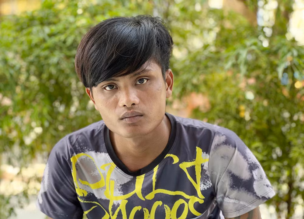  Nam thanh niên sát hại mẹ dã man vì bị la mắng: Chau Đươnl (23 tuổi, ngụ ấp Bà Đen, xã An Cư, huyện Tịnh Biên, An Giang) thường xuyên bị mẹ la mắng vì không lo làm ăn, mà tụ tập bạn bè ăn chơi. Chiều tối 25/1/2022, Đươnl tiếp tục xảy ra mâu thuẫn với mẹ là bà Nèang Béch (43 tuổi). Tức giận bị mẹ la mắng, Đươnl cầm cây kéo đến giường bà Béch đang nằm ngủ đâm nạn nhân. Người mẹ chui xuống gầm giường trốn. Lúc sau, bà Béch bỏ chạy ra ngoài thì bị vấp ngã, Đươnl lao đến tiếp tục đâm nhiều nhát. Sau đó, gã còn dùng khúc gỗ đánh bà Béch dẫn tới tử vong.