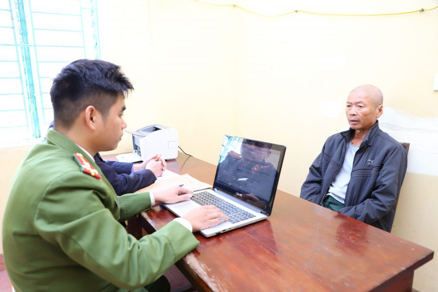 Yen Bai: Bat nguoi dan ong doa dot nha, chem truong cong an xa