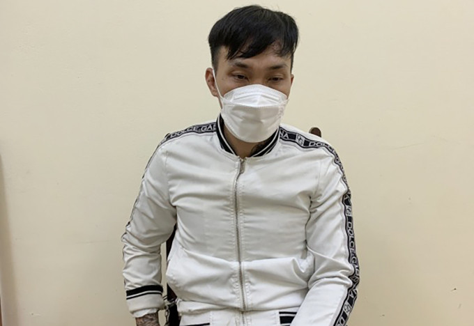 Khoảng 7h sáng cùng ngày, phát hiện Nam "rồng" ra khỏi nhà, đi xe máy đến công ty, nhóm trinh sát bám theo. Khi hắn ta chạy xe đến ngã tư đường Nguyễn Trãi giao với Nguyễn Xiển, lợi dụng lúc dừng đèn đỏ, các mũi trinh sát lao vào bao vây. Thấy vậy, Nam "rồng" liền vứt xe, bỏ chạy được 5m thì Thượng úy Đinh Viết Chiến và 2 đồng đội nhảy khỏi xe máy, ghì chặt hắn xuống mặt đường, khóa tay. Qua khám xét nhanh, trinh sát tịch thu trên người gã một con dao.