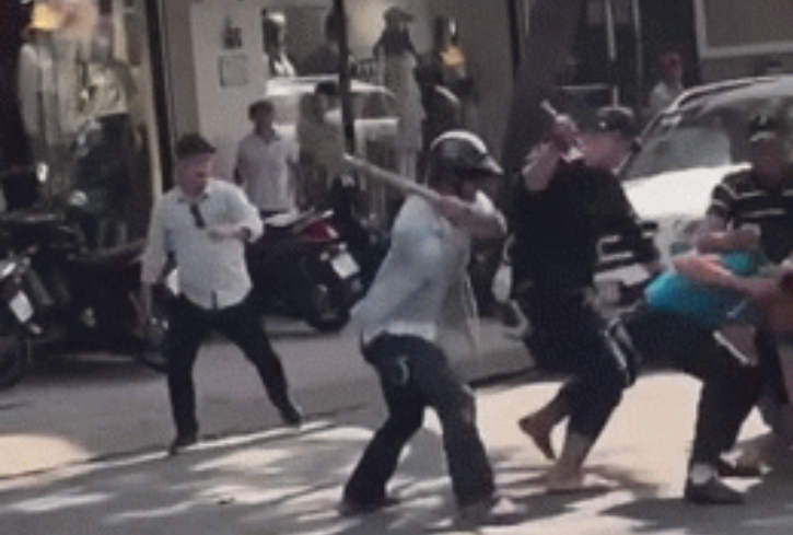 Với 5 tiền án, tiền sự, Nam ngày càng lỳ lợm, liều lĩnh, manh động, sống bất cần. Lần ra tù gần nhất của gã là giữa năm 2020. Hồ sơ vụ án thể hiện, Nam "rồng" là bạn cùng nhóm làm ăn với Nguyễn Văn Hải (29 tuổi, trú tại Biên Hòa, Đồng Nai). Giữa tháng 5/2021, Hải có mâu thuẫn với một người tên T.V.T. (32 tuổi), dẫn đến xô xát, đánh nhau, Hải bị thương tích nhẹ. Hải "cay cú" nên kể cho Nam "rồng" rồi cùng Nam đi 2 xe máy chở 2 đồng bọn, cầm theo hung khí đi tìm T. Khi xuống đến Biên Hòa, nhóm của Nam gặp nhóm T. đang đánh bài tại một quán nước. Thấy đối thủ, T. đứng dậy, bỏ chạy, được khoảng 10 m thì vấp ngã. (Ảnh minh họa, nguồn internet) 