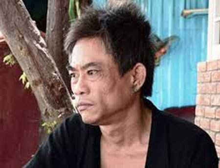 Theo điều tra, khu tổ hợp sòng bạc do Nguyễn Hoàng Kiệt (SN 1972, biệt danh “Cu đĩ”, ngụ quận Bình Thạnh) tổ chức. Kiệt "Cu đĩ” là một cộm cán giang hồ khét tiếng ở TP HCM và các tỉnh thành phía Nam. Kiệt tổ chức khu tổ hợp nhiều sòng bạc nằm trong khu Sở Thùng là địa bàn phức tạp về an ninh trật tự. Địa bàn phức tạp khiến các trinh sát gặp rất nhiều khó khăn khi phá án, bởi khu sòng bạc tiếp giáp với 2 con rạch và cánh đồng hoang, có động thì đó là lối thoát hiểm rất kín của những con bạc. Khu vực tổ hợp bài bạc được che chắn bằng vải bạt và Kiệt phân công những tay anh chị canh gác và giám sát qua camera. Hàng trăm con bạc ra vào sát phạt đều là người quen mới có thể qua các chốt gác.