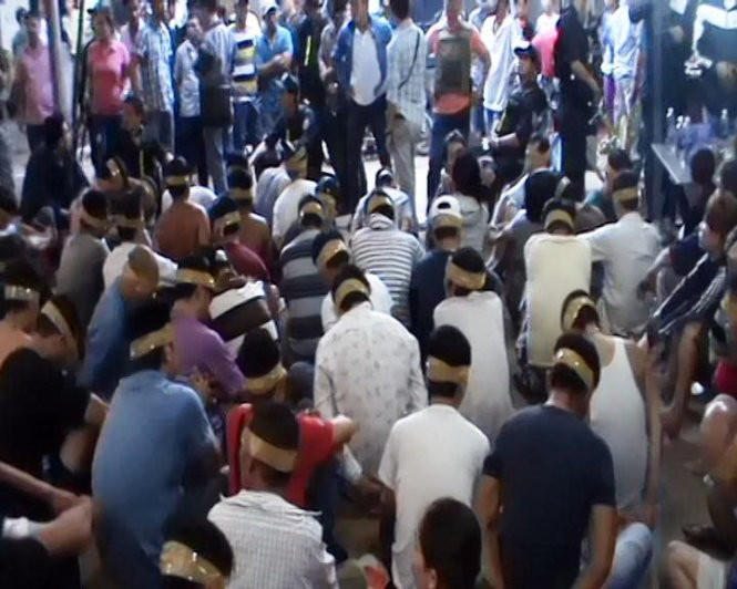 Khu sòng bạc được tổ chức rất tinh vi, giám sát chặt bằng hệ thống camera đặt khắp nơi với nhiều lối hẻm khác nhau. Trước sự bao vây, chốt chặn tất cả các lối ra vào khu vực này của hàng trăm cảnh sát, nhiều con bạc cố tháo chạy, nhưng bất thành. Tại hiện trường, công an bắt giữ 71 đối tượng, thu giữ lượng lớn tang vật gồm: 130 triệu đồng, 4.000USD, nhiều camera giám sát, 77 xe gắn máy các loại, 3 mã tấu, kiếm Nhật… 