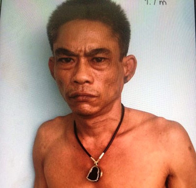 Tại Cơ quan CSĐT, Nguyễn Hoàng Kiệt khai báo, khu đất rộng 2.000m2 là của gia đình để lại, nhằm che mắt thiên hạ. Khi ra tù, Kiệt tuyên bố gác kiếm giang hồ và rêu rao là mình bị nhiễm HIV/AIDS để ít ai dòm ngó đến. Kiệt thuê Trần Văn Lộc (SN 1975, ngụ quận 8) và Nguyễn Hữu Dũng (SN 1972, ngụ quận Bình Thạnh) với mức tiền công 600.000 - 700.000/người/ngày để chuyên tổ chức sòng đá gà cá độ. Mỗi ngày có từ 2 - 10 độ gà, mức thắng thua khoảng 50 triệu đồng/độ và Kiệt đứng ra thu tiền xâu từ 5 đến 10% mỗi độ gà. Ngoài ra, mức cá độ vòng ngoài có số tiền cá cược từ hàng trăm triệu lên đến hàng tỉ đồng, Kiệt cũng thu tiền xâu vòng ngoài này.