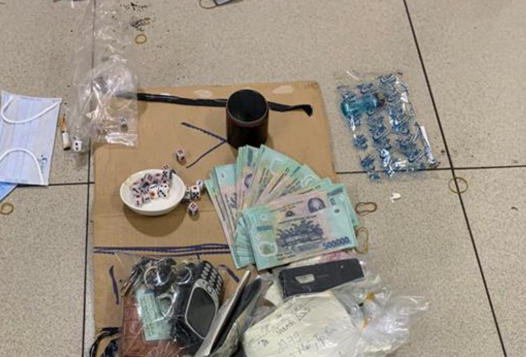 Đối với sòng bạc chuyên lắc tài, xỉu, Kiệt khai nhận là cho hoạt động để thu tiền theo giờ, với giá 1 triệu đồng/giờ. Tuy nhiên có quy định với sòng lắc tài xỉu là mỗi ca 3 giờ, sau đó chuyển giao nhà cái khác. Mỗi ván mức ăn thua từ 20 triệu đồng trở lên và nếu nhà cái nào bão (tức ăn hết các con bạc) thì phải chia 50/50 cho “ông trùm”. Các con bạc tham gia khu vực nhiều sòng bạc này đa số là những tay anh chị, đối tượng phạm pháp hình sự như trộm cắp, cướp giật… (Ảnh minh họa, nguồn internet)