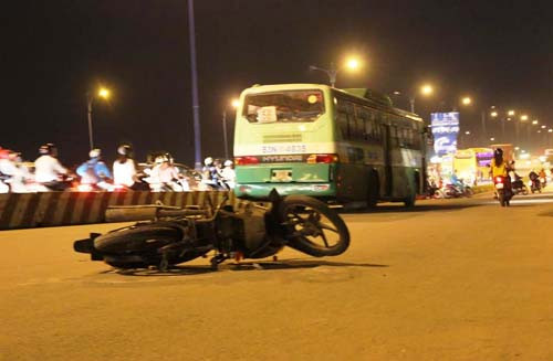 Cuối giờ chiều 4/11, một cô gái đã tử vong sau khi xảy ra va chạm với xe buýt trên XLHN.