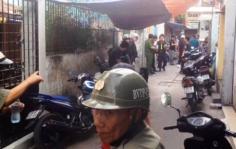 Công an quận Bình Thạnh sau đó đã chuyển các nghi can cùng tang vật cho Phòng cảnh sát điều tra tội phạm về ma tuý (PC47), công an TP HCM để mở rộng điều tra, xử lý theo thẩm quyền. Ảnh Khánh Trung. 