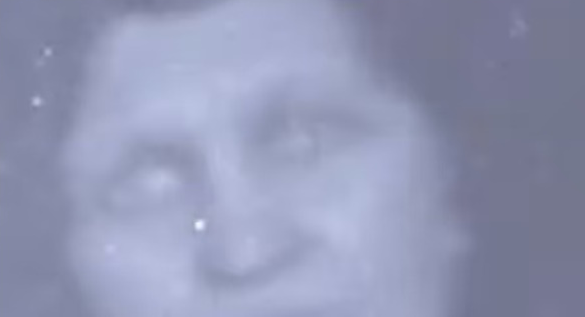 Nhiếp ảnh tâm linh hoặc ma, bắt đầu xuất hiện từ thế kỷ 19, nhằm mục đích chụp ảnh ma và các thực thể tâm linh khác. Bộ sưu tập 4 slide "ảnh ma" này được cho là do các nhiếp ảnh gia chụp ma thực hiện vào những năm 1920 hoặc 1930. 