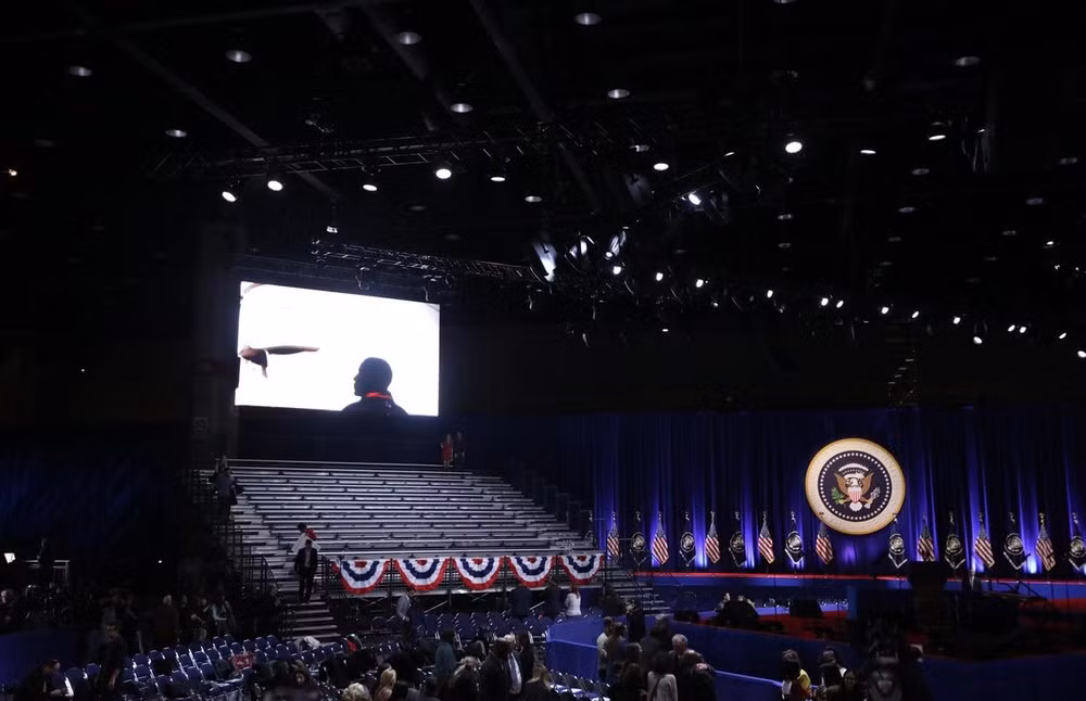 Một hình ảnh khác chụp tại sân khấu này trước giờ G. Ảnh Chicago Tribune